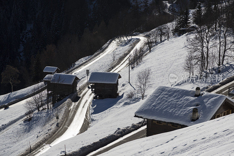 雪覆盖的瑞士高山小屋和村庄