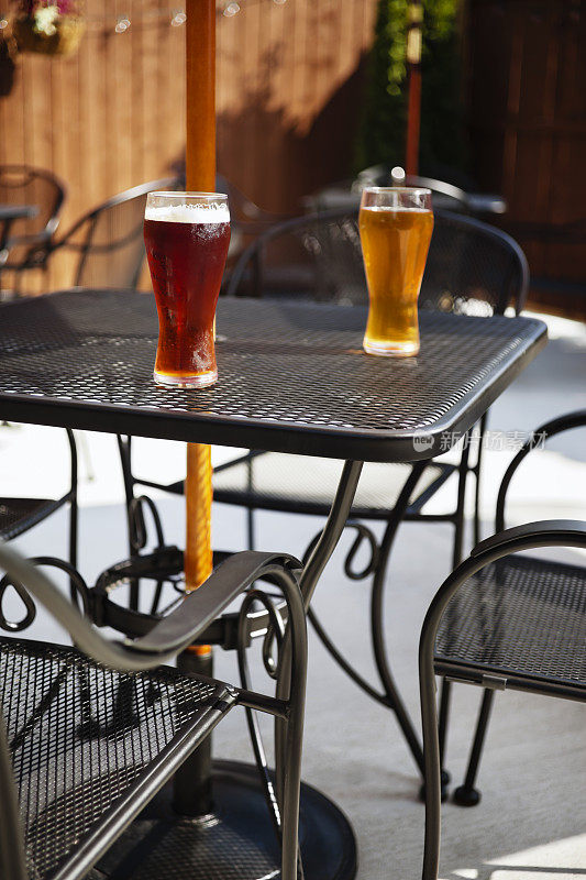 酒吧啤酒杯在外面酒吧露台桌子