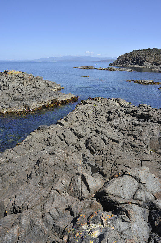 布鲁尼岛的海滩水，