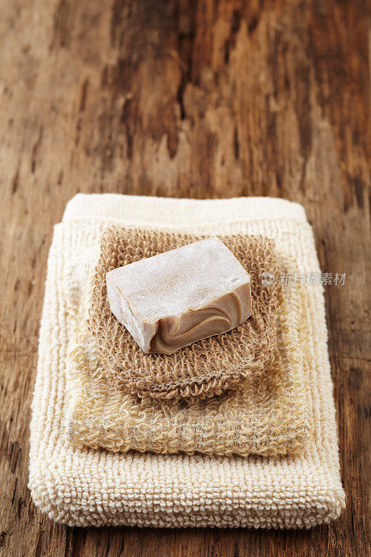 水疗静物堆毛巾和一块肥皂
