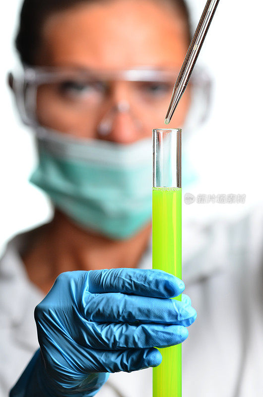 年轻的化学科学家在实验室用药物溶液做实验