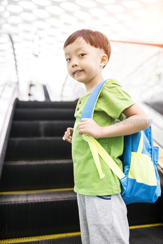 地铁上的小男孩