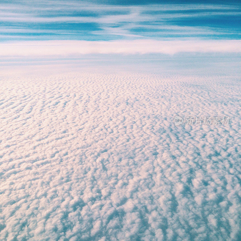 从飞机上的云朵和天空