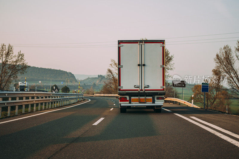 日落时分高速公路上的卡车
