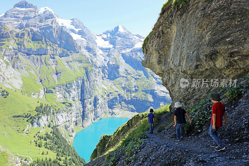 孩子们在瑞士的山脉中徒步旅行