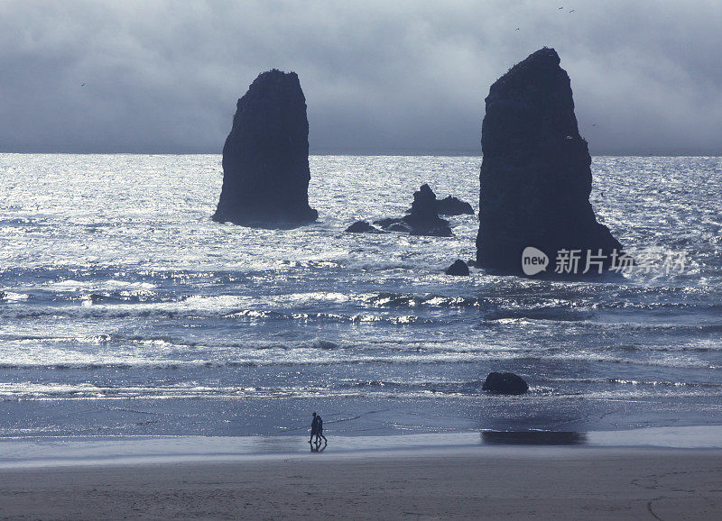 俄勒冈海滩傍晚的太阳