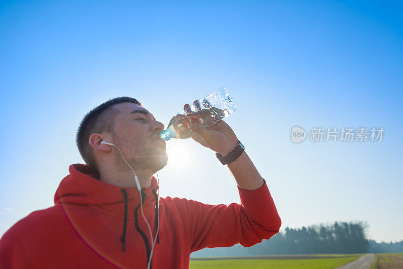 运动员跑步后喝水