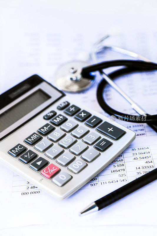 计算器和听诊器，财务健康或医疗保健成本的概念