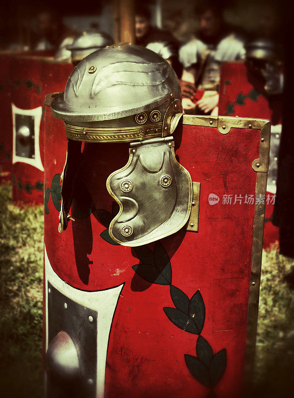 罗马百夫长士兵头盔和盾牌