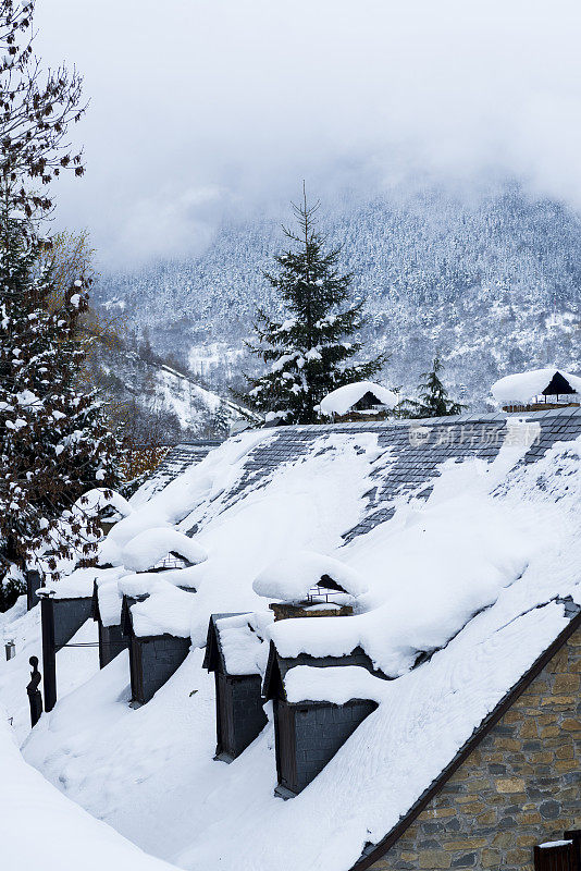 山上的房子被雪覆盖着