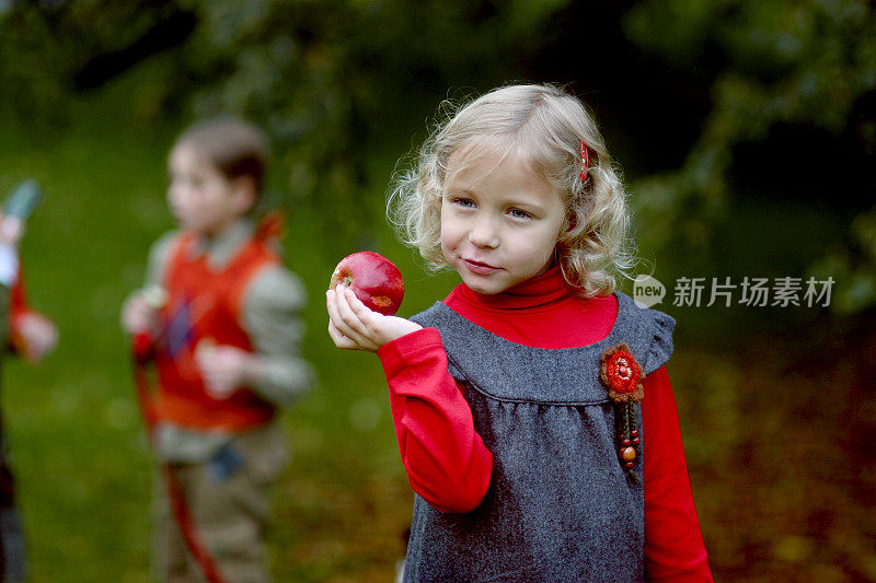拿着苹果的女孩