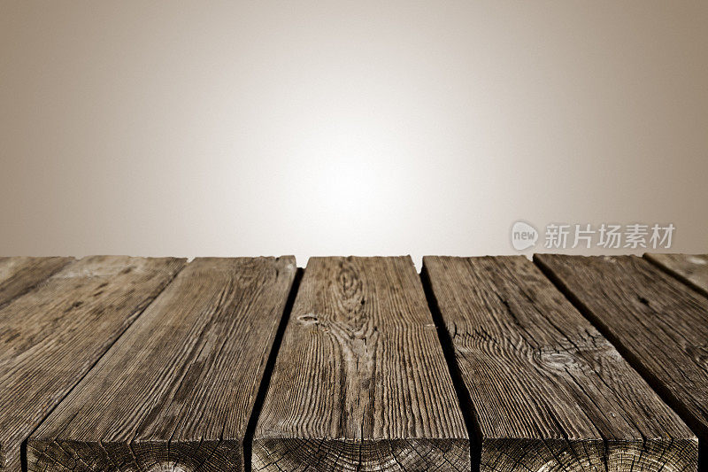 棕色背景的空木桌