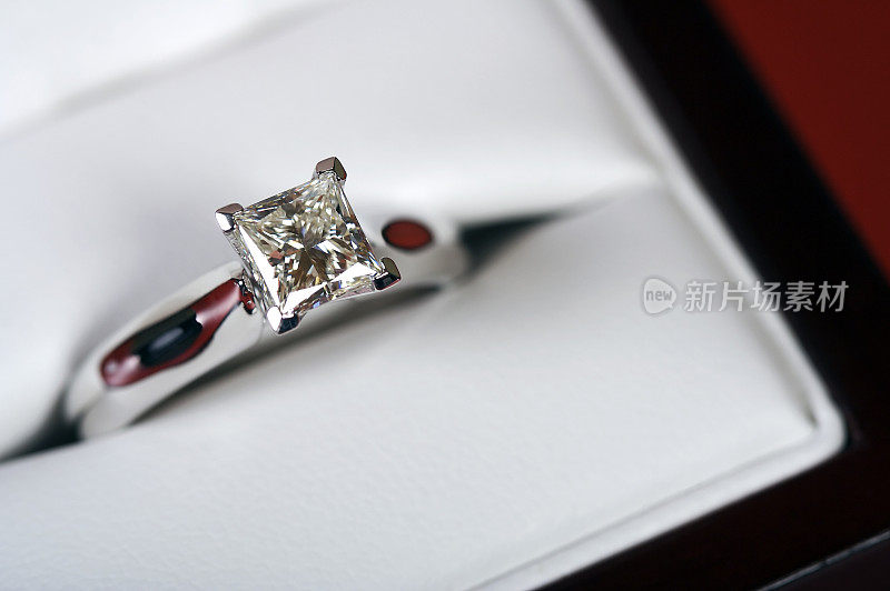 公主切割钻石单人订婚戒指