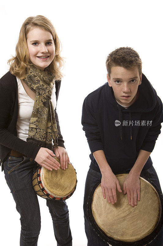 男孩和女孩在演奏djembe