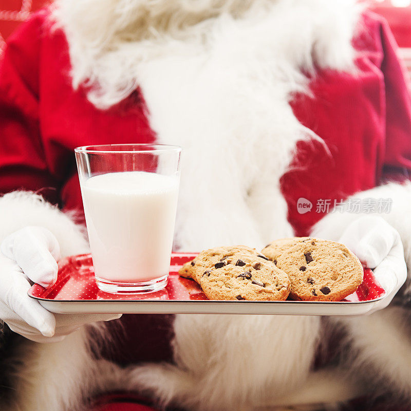 圣诞老人带着牛奶和饼干