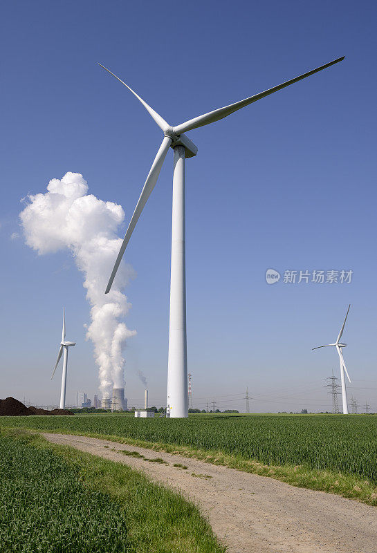 三个风力涡轮机和发电厂