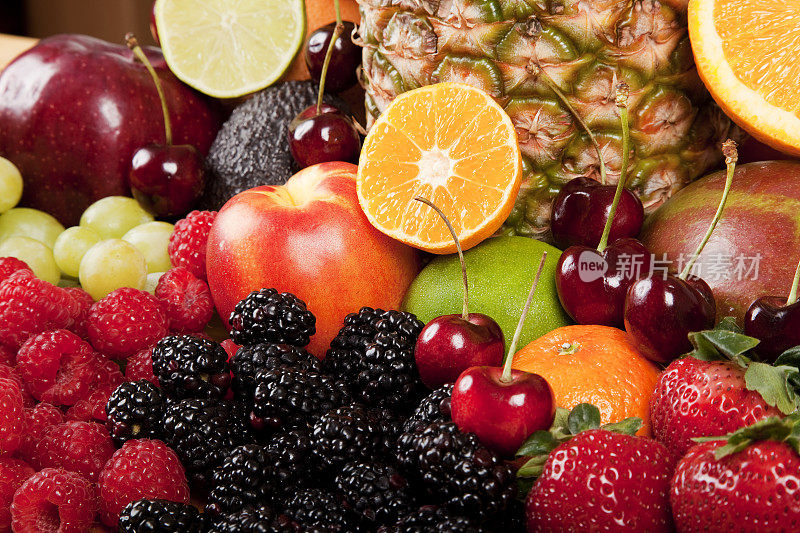 新鲜有机橙，浆果，苹果，草莓，菠萝，花园生产背景