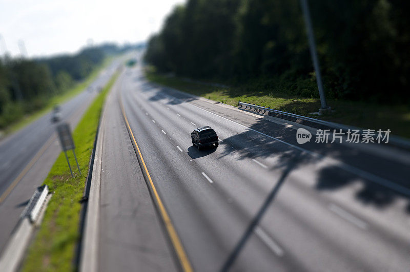 下午，汽车在高速公路上向西行驶