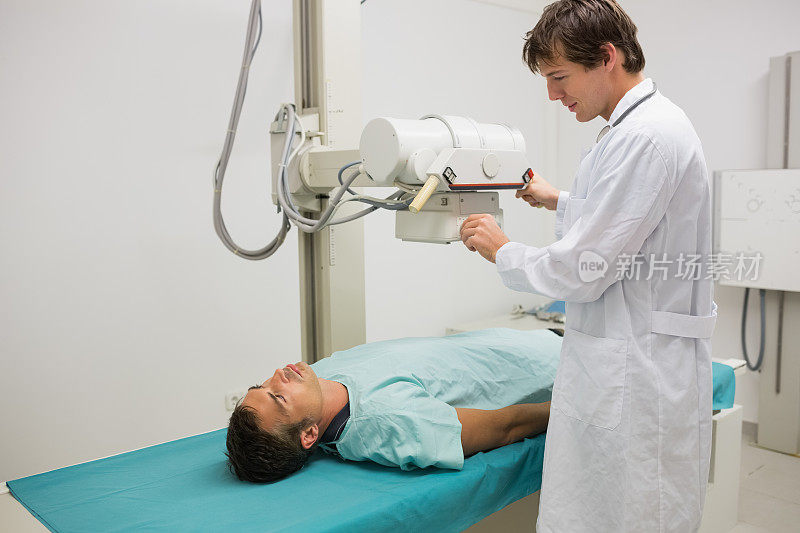 医生正在给他的男性病人做x光检查