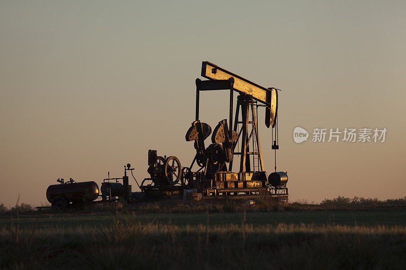 德克萨斯石油钻井平台的日出复制空间