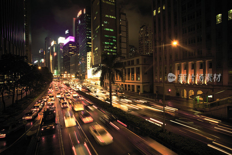 香港市内道路繁忙，车灯闪烁