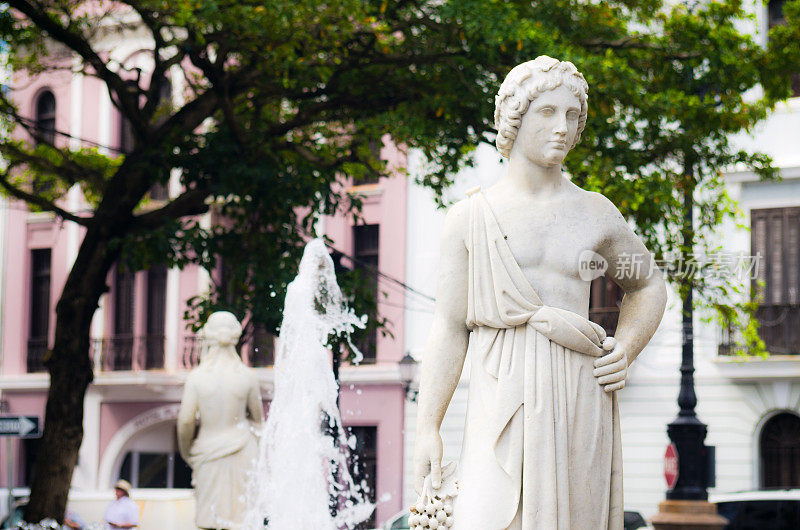 阿马斯广场喷泉旁的雕像