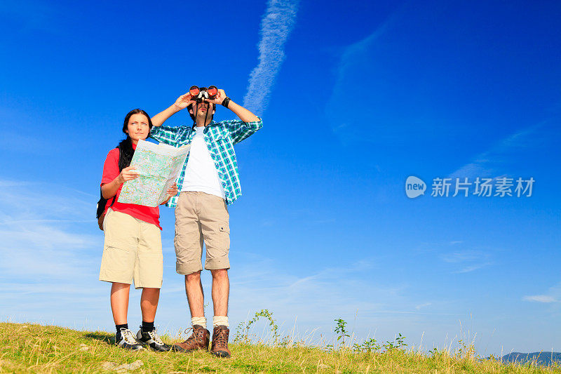 一对年轻夫妇站在山顶上