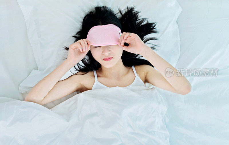 戴着睡眠面罩睡觉的女人