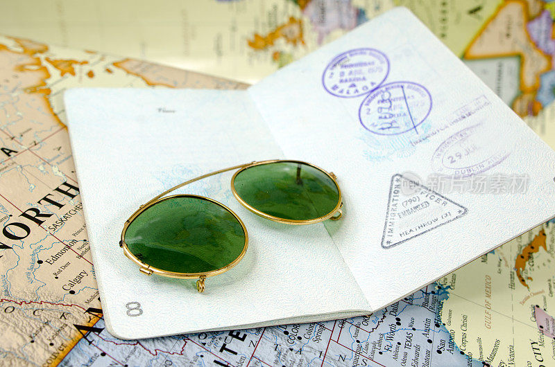 古董太阳镜、护照和地图