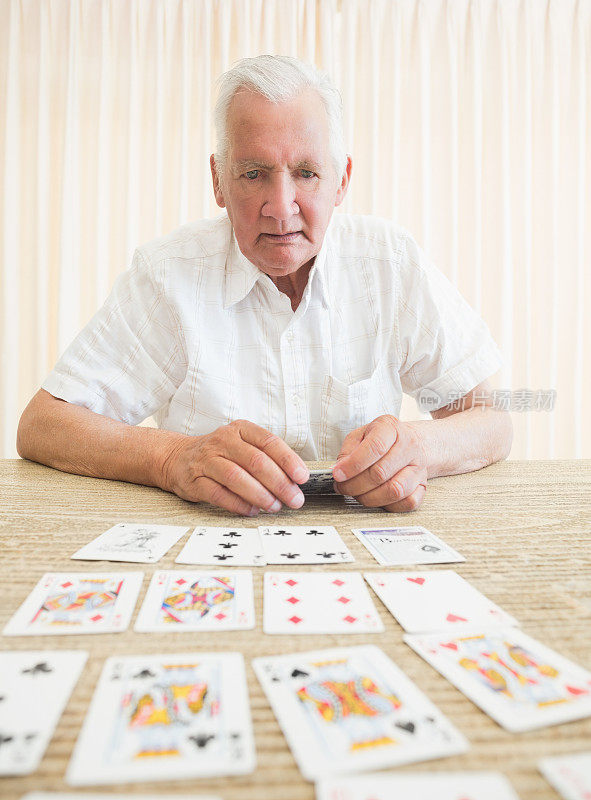 老人打牌