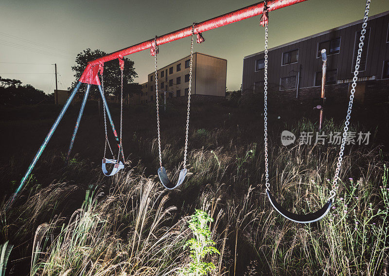 沉默的Swingset。