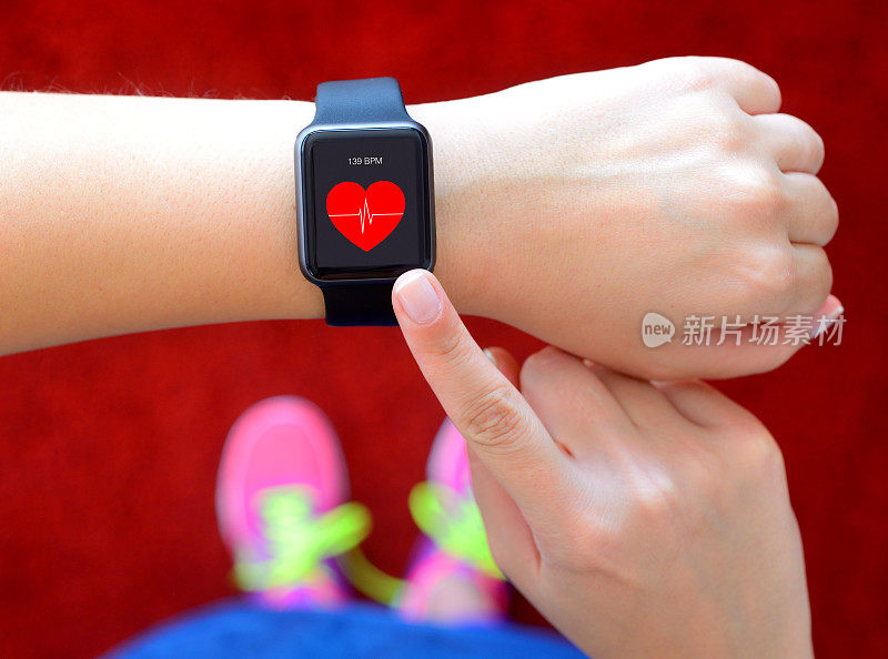 智能手表显示心率，同时锻炼