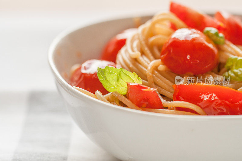 意大利面配生番茄和罗勒