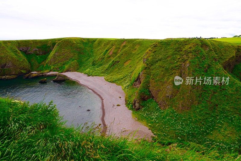 崎岖的海滩