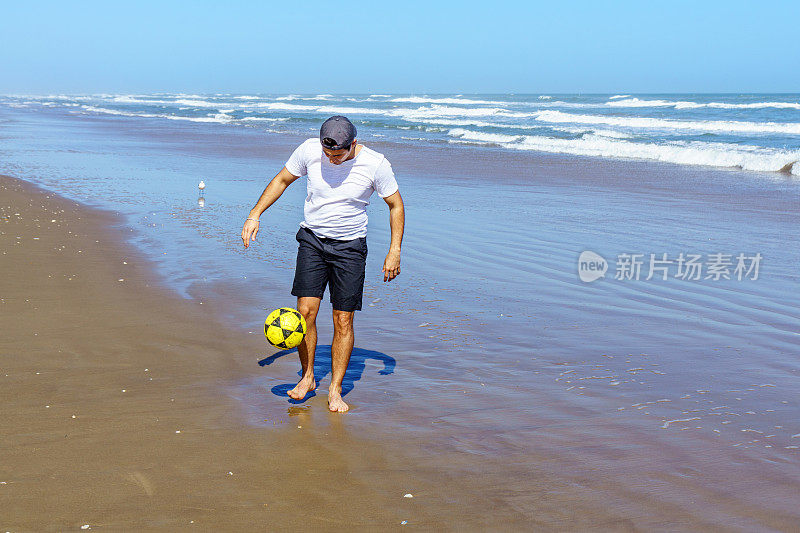 巴西人在沙滩上拿着球