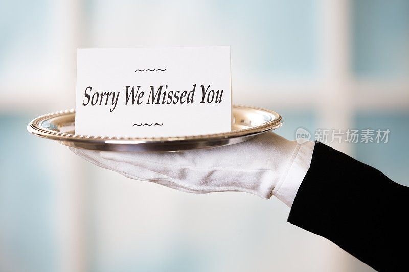 巴特勒拿着一张放在银盘上的便条卡，上面写着“对不起，我们错过了你”。