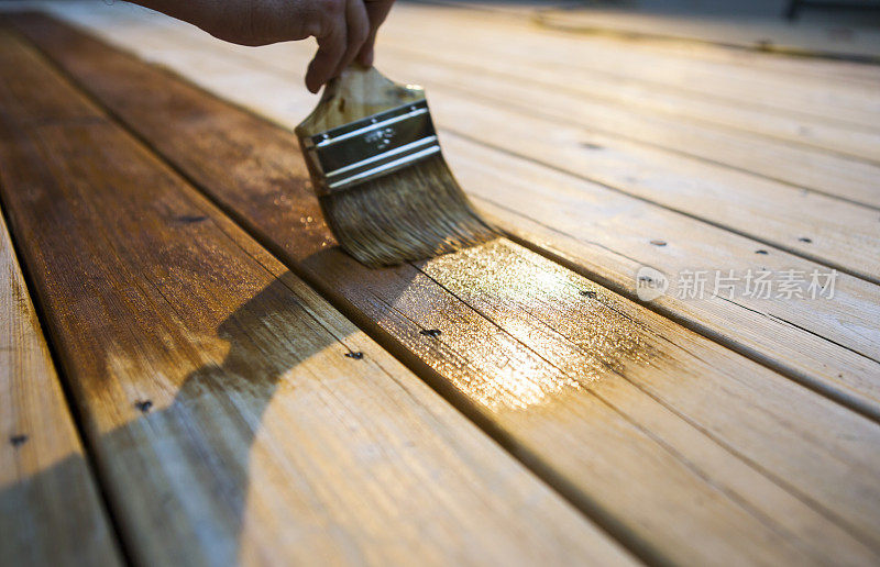 男木匠在木甲板上涂清漆
