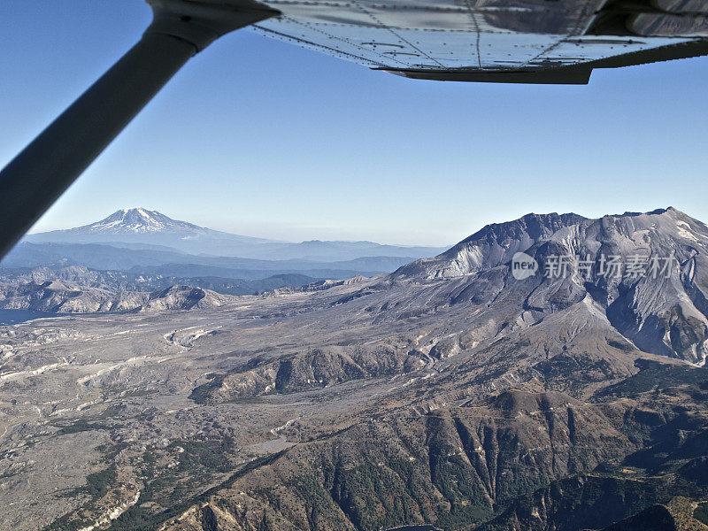 圣海伦斯山和雷尼尔山十月航空机翼