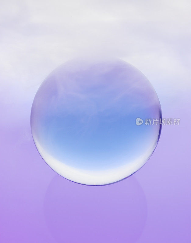 带漩涡雾的神秘蓝色水晶球