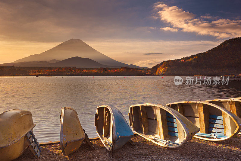 日出时的日本富士山和正二湖