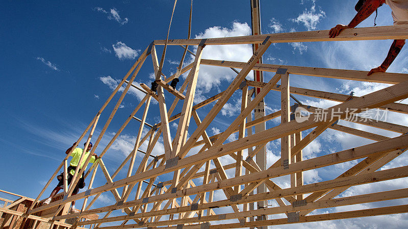 建筑工人正在搭建建筑