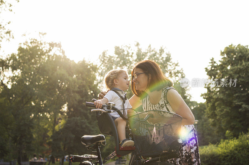 奶奶和孙子喜欢骑自行车