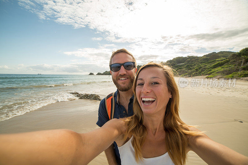 一对年轻夫妇在拜伦湾澳大利亚自拍