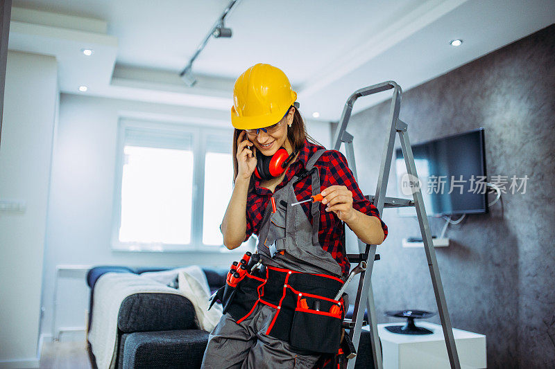 女孩建筑工人在移动