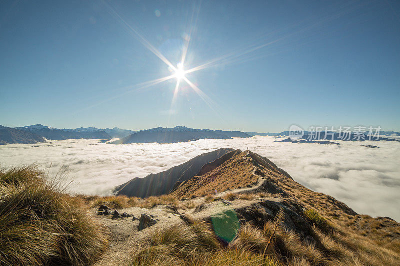 新西兰云层之上的山景