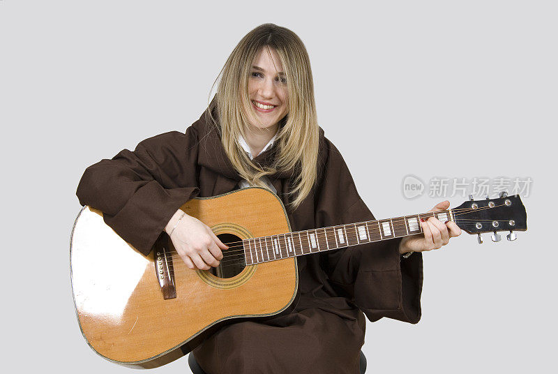 女性弹吉他