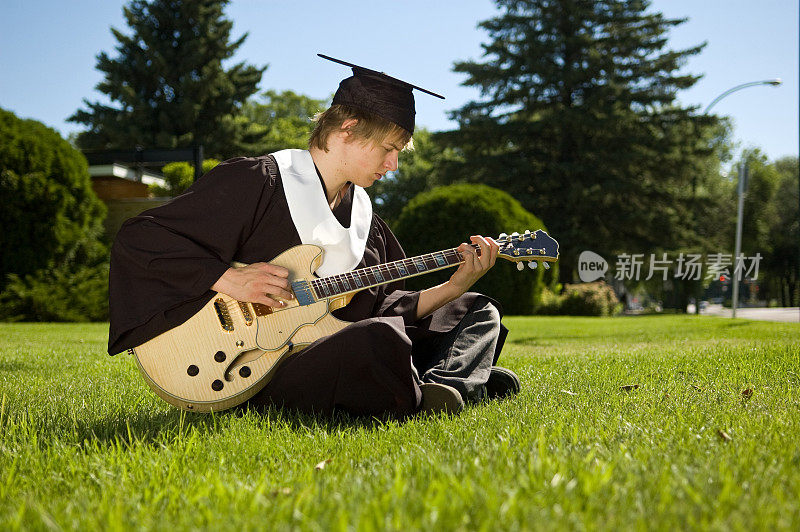 在毕业典礼上弹吉他