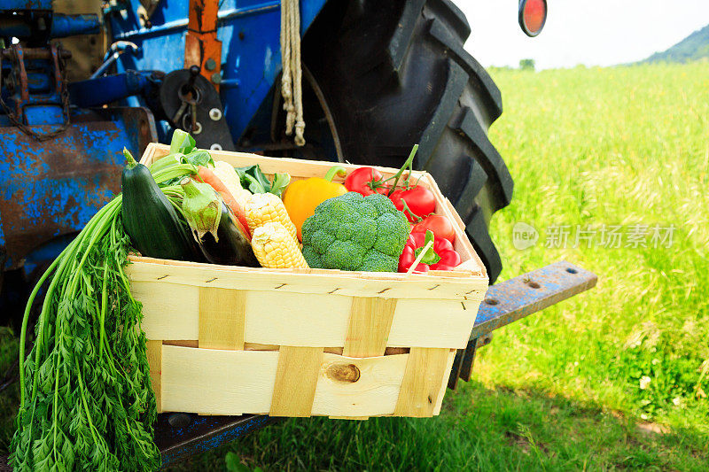 拖拉机旁边装着蔬菜的箱子