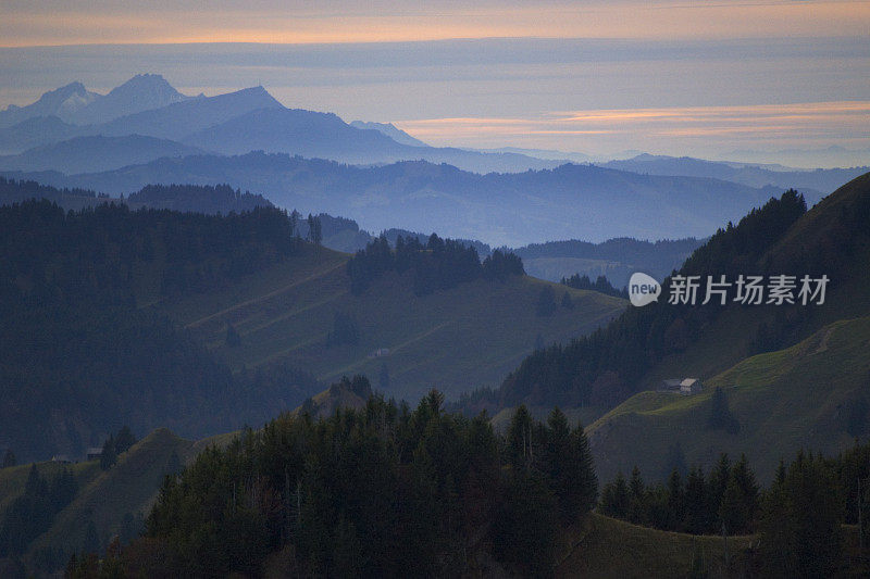 阿尔卑斯山的秋夜