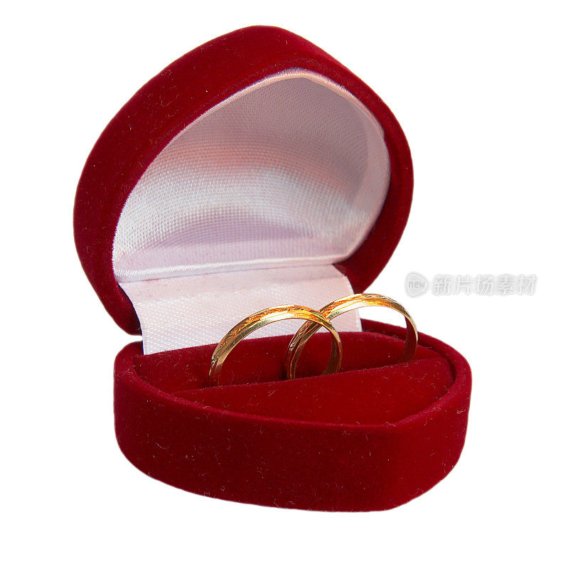 红色天鹅绒盒子里的金结婚戒指(心形)(孤立的)